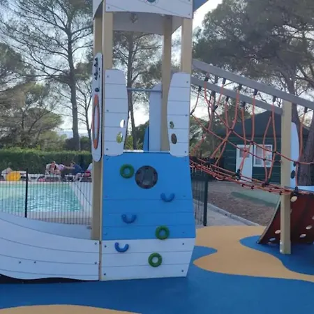 De Tennis Piscine Aire De Jeux Apartman